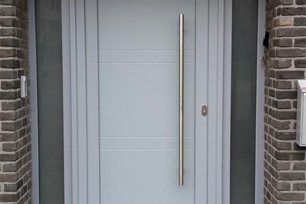 Voordeur met sierpaneel, inox siertrekker en vaste zijlichten